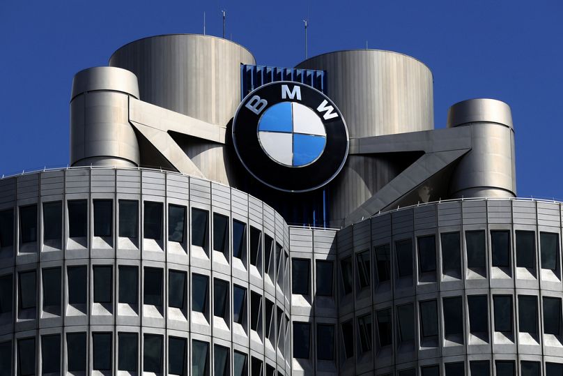 DOSSIER – Le logo du constructeur automobile allemand BMW est fixé au siège social de Munich, en Allemagne, le vendredi 14 mai 2021. 