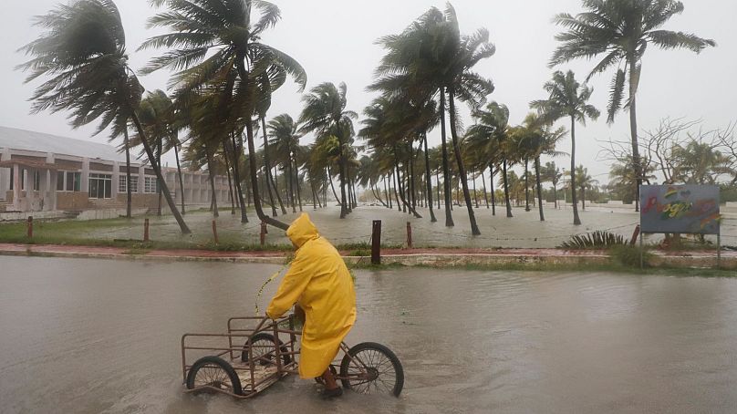 Les rues ont été inondées lorsque l'ouragan Milton est passé au large de Progreso, dans l'État du Yucatán, au Mexique.