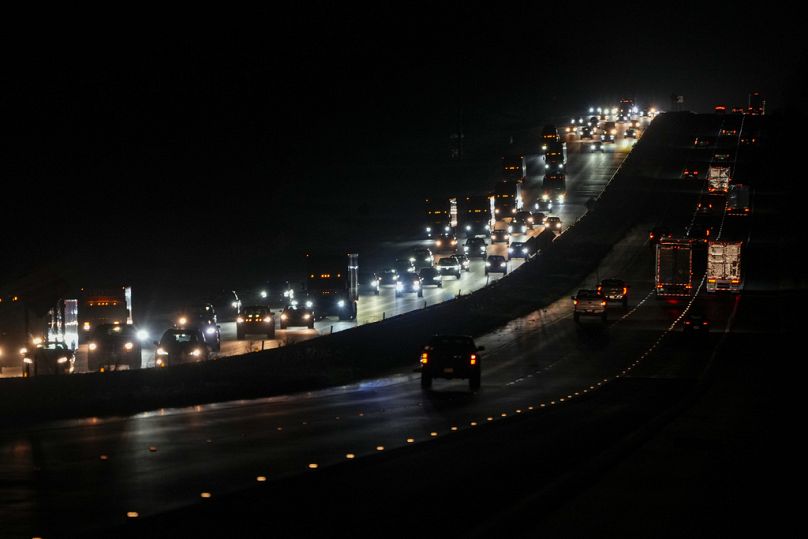 Un trafic intense circule vers le nord sur l'Interstate-75 alors que les gens évacuent la région de Tampa Bay avant l'arrivée de l'ouragan Milton lundi soir.