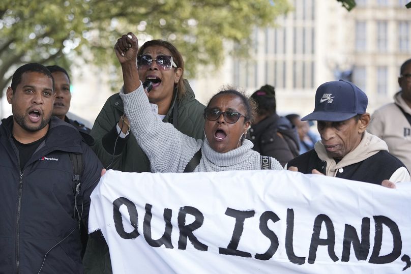 Les Chagossiens assistent à une manifestation en réponse à l'annonce du Royaume-Uni d'accepter de céder la souveraineté des îles Chagos, longtemps contestée, à Maurice et contre leurs 