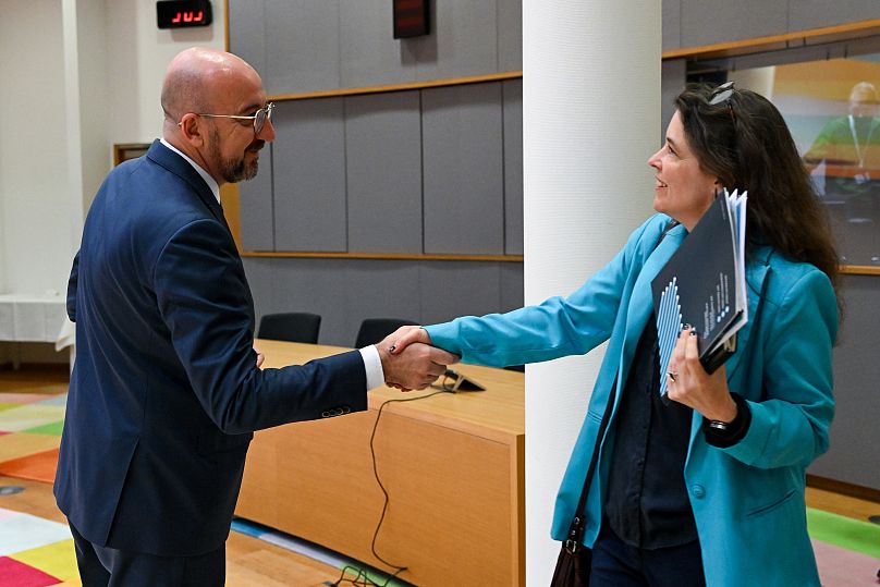 Le président du Conseil de l'UE Charles Michel et Sigrid de Vries lors d'une réunion avec des représentants de l'industrie automobile le 10 avril 2024