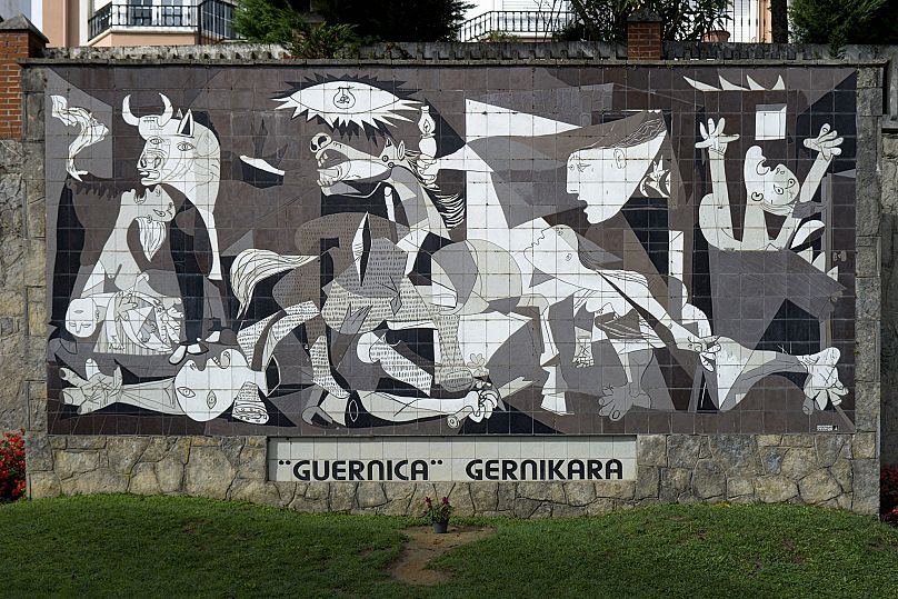 Réplique grandeur nature de Picasso "Guernica" (1937) dans la ville de Guernica.