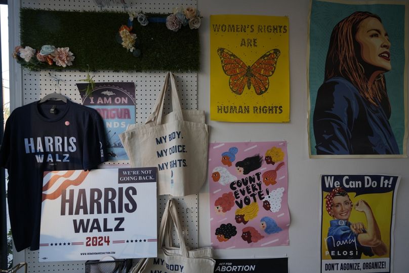 Des affiches politiques décorent les murs de la Women's March Foundation lors d'une banque téléphonique en soutien à la vice-présidente démocrate Kamala Harris. 