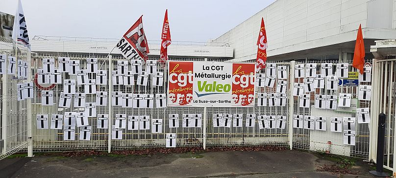 Croix en papier épinglées aux portes de l'usine Valeo (nord-ouest de la France)