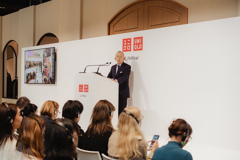 Tadashi Yanai, PDG d'Uniqlo et de Fast Retailing, inaugure l'exposition à Paris.