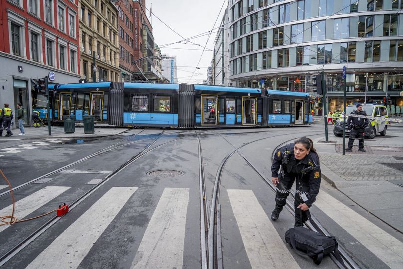 Le tramway déraillé qui s'est écrasé dans un immeuble du centre-ville d'Oslo, en Norvège,