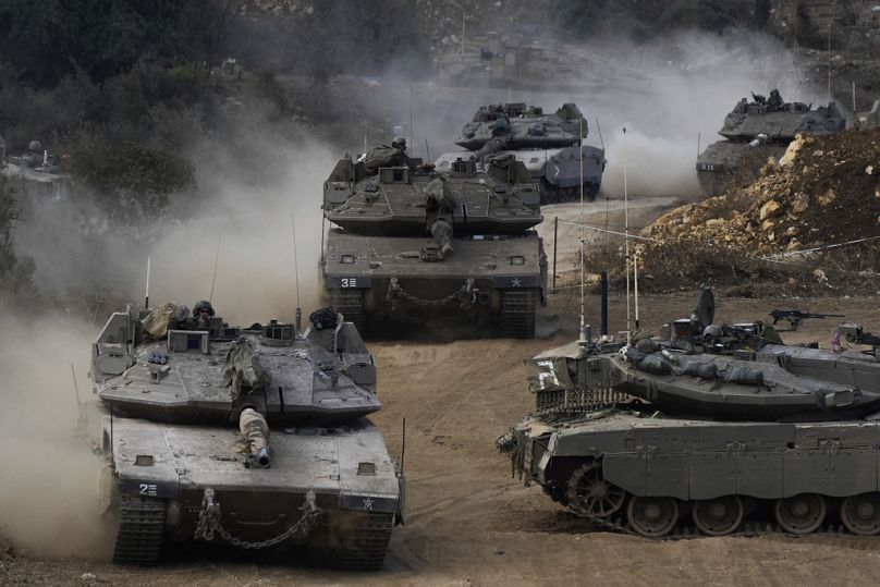 Des chars de l'armée israélienne manœuvrent dans une zone de transit dans le nord d'Israël, près de la frontière israélo-libanaise, le 1er octobre 2024.