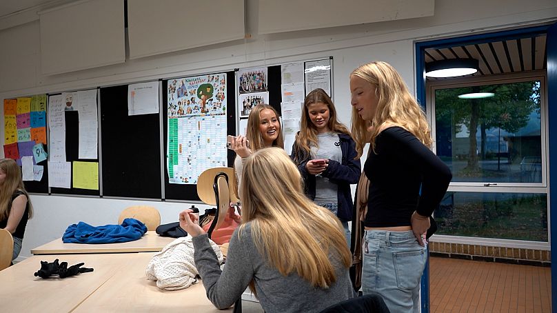 Les élèves de Trongårdsskole discutent avant le début de la journée scolaire