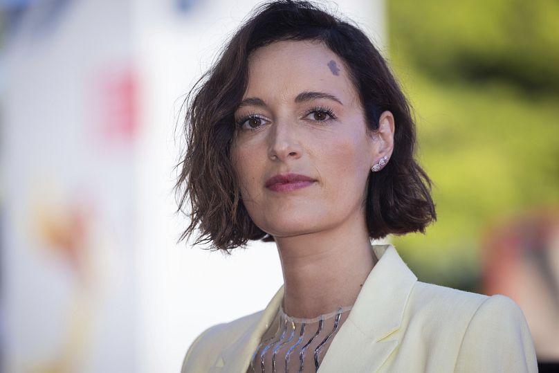 Phoebe Waller-Bridge pose pour les photographes à son arrivée à la première du film 