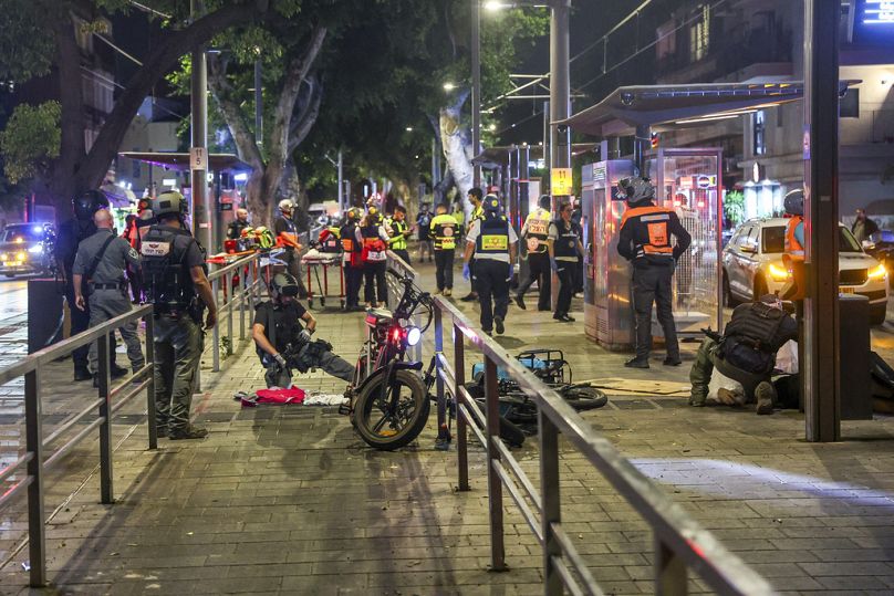 La police israélienne et les secouristes se tiennent près d'un corps après une fusillade à Jaffa, un quartier mixte arabo-juif de Tel Aviv, Israël