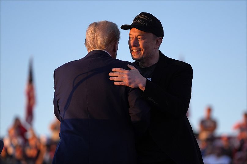 L'ancien président républicain Donald Trump embrasse Elon Musk lors d'un rassemblement électoral au Butler Farm Show, le samedi 5 octobre 2024, à Butler, en Pennsylvanie. 