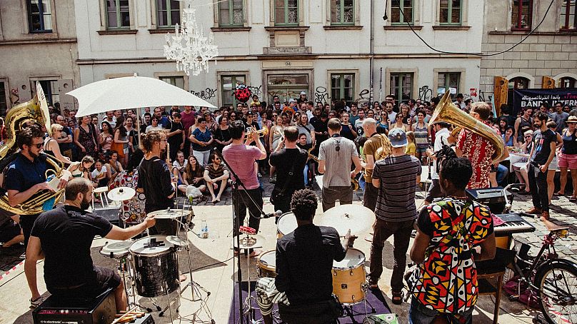 Le groupe de Dresde Banda Internationale donne un concert au festival de rue Bunte Republik Neustadt. 