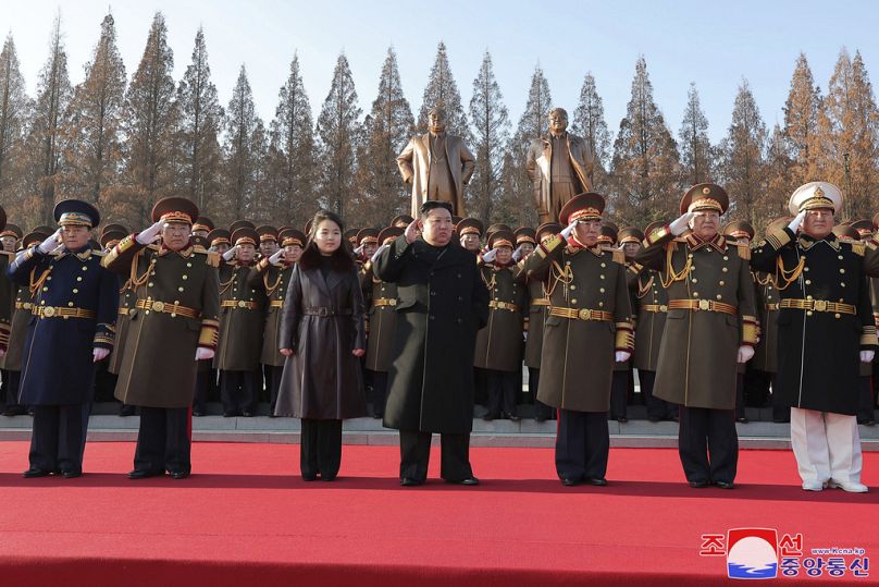 Kim Jong Un salue lors de sa visite au ministère de la Défense pour les événements célébrant le 76e anniversaire de la fondation de l'armée du pays en Corée du Nord, le 8 février 2024