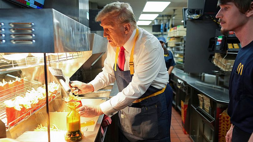 L'ancien président Donald Trump sert des frites lors d'une visite chez McDonald's le 20 octobre en Pennsylvanie. 