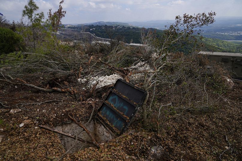 Des soldats israéliens montrent ce qu'ils disent être l'entrée d'un tunnel du Hezbollah découvert lors de leur opération terrestre dans le sud du Liban, le 13 octobre 2024. 