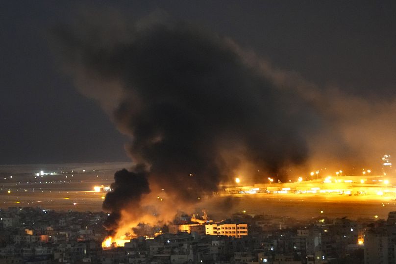 Des flammes et de la fumée s'élèvent d'une frappe aérienne israélienne dans la banlieue sud de Beyrouth, le 20 octobre 2024. 