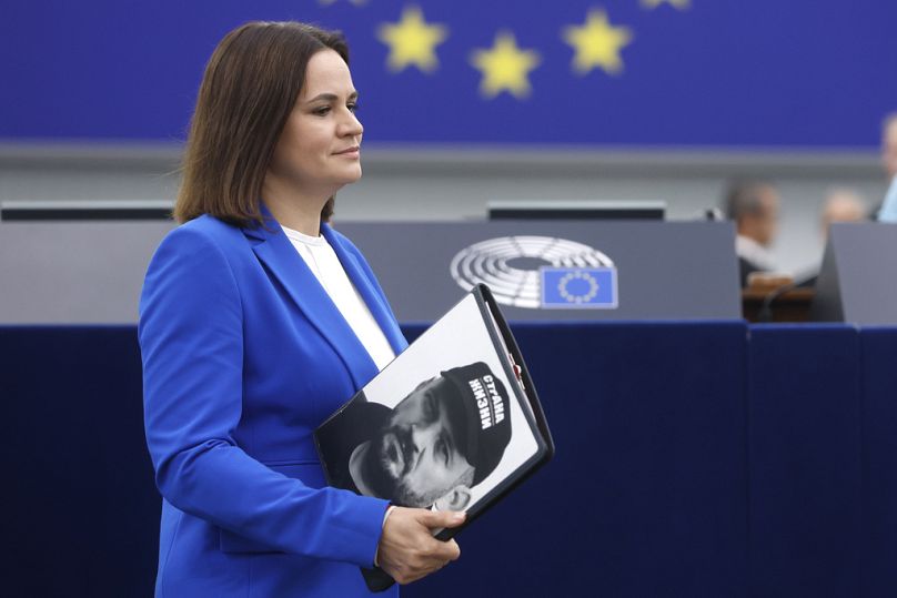 La chef de l'opposition biélorusse Sviatlana Tsikhanouskaya arrive pour prononcer un discours au Parlement européen à Strasbourg, le 13 septembre 2023.