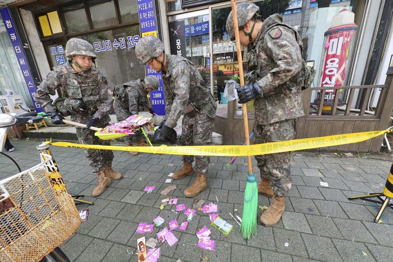 Des soldats de l'armée sud-coréenne ramassent les déchets d'un ballon vraisemblablement envoyé par la Corée du Nord à Incheon, en Corée du Sud.