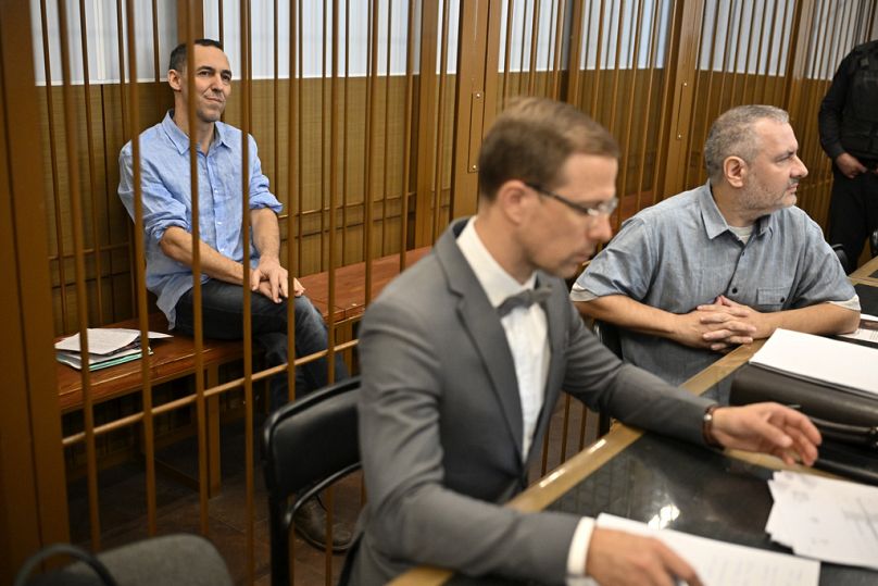 Le citoyen français Laurent Vinatier est assis dans une cage derrière ses avocats au tribunal du district de Zamoskvoretsky à Moscou, en Russie, le lundi 16 septembre 2024. 