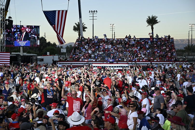 La foule réagit alors que l'ancien président républicain Donald Trump s'exprime lors d'un rassemblement électoral en Californie, le 12 octobre 2024.