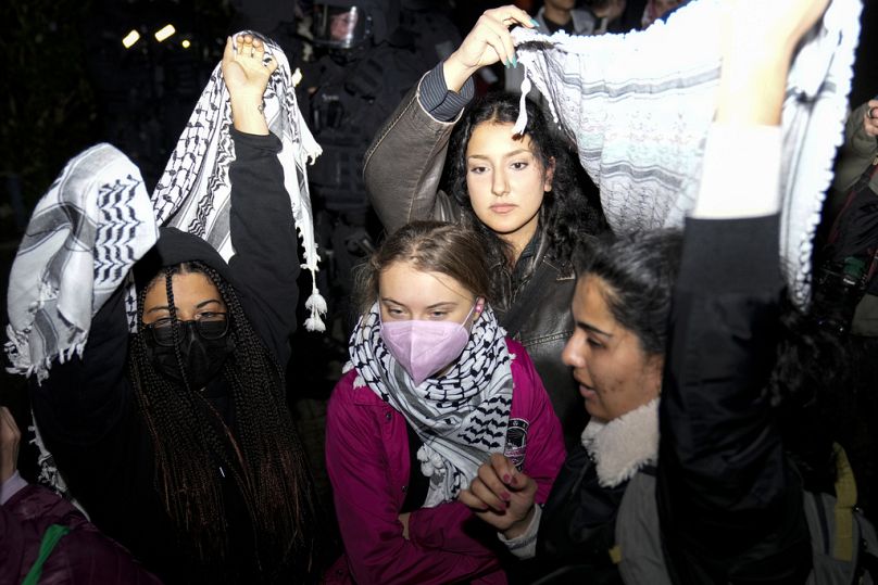 La militante Greta Thunberg, au centre, assiste à un rassemblement pro-palestinien à Berlin, le lundi 7 octobre 2024.