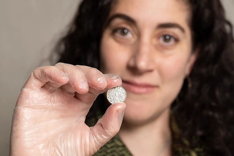 Amal Khreisheh, conservatrice de l'archéologie du South West Heritage Trust, avec l'une des pièces