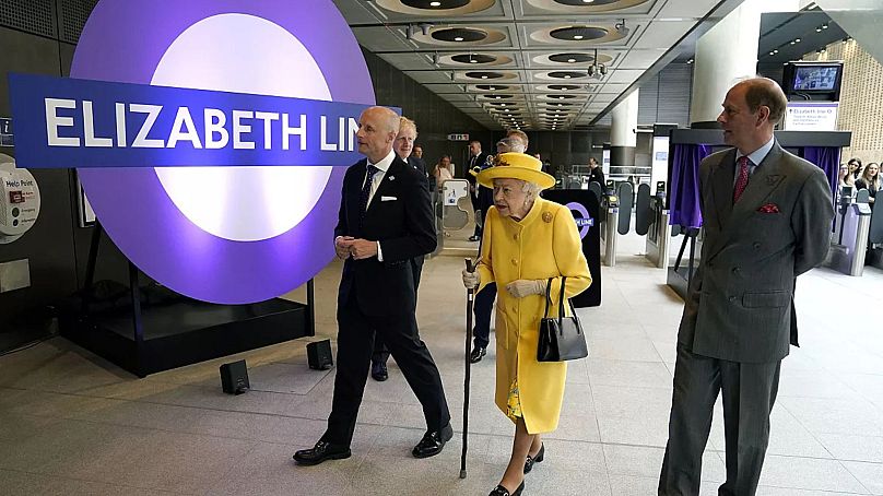 La reine Elizabeth II et le prince Edward de Grande-Bretagne rencontrent le commissaire des Transports de Londres, Andy Byford, et son personnel à la gare de Paddington, le 17 mai 2022.