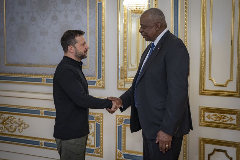 Le président ukrainien Volodymyr Zelenskyy accueille le secrétaire américain à la Défense Lloyd Austin à Kyiv.