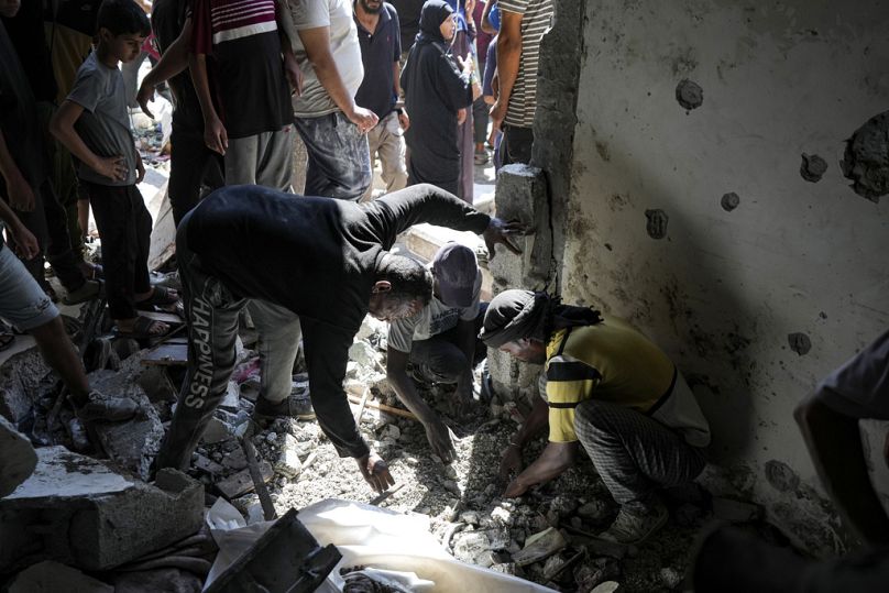 Des Palestiniens recherchent les restes de leurs proches tués lors d'un bombardement israélien contre une école à Deir al-Balah, au centre de la bande de Gaza.