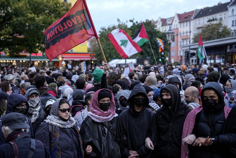 Des gens participent à un rassemblement pro-palestinien à Berlin, le lundi 7 octobre 2024. 