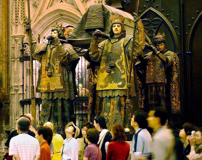 Les touristes regardent le tombeau de Christophe Colomb dans la cathédrale de Séville, en Espagne