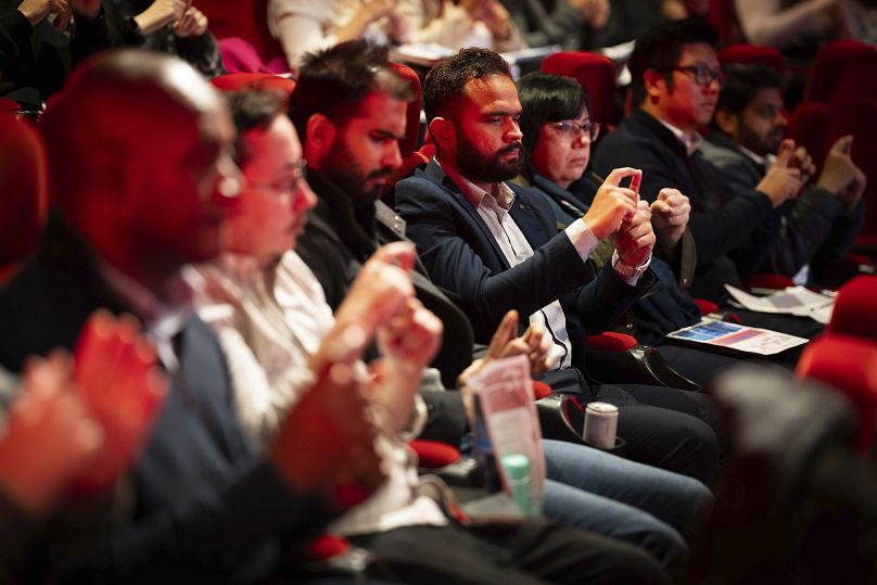 Le personnel du cinéma apprend la langue des signes britannique au Cineworld Leicester Square