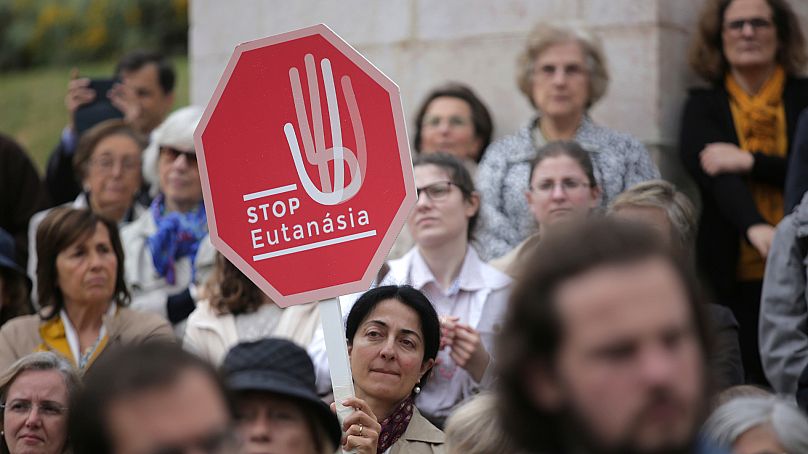 Des manifestants protestent contre l'euthanasie en mai 2018 sur les marches du parlement portugais à Lisbonne.