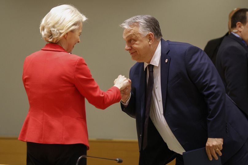 Le Premier ministre hongrois Viktor Orbán salue la présidente de la Commission européenne Ursula von der Leyen lors d'un sommet européen à Bruxelles.