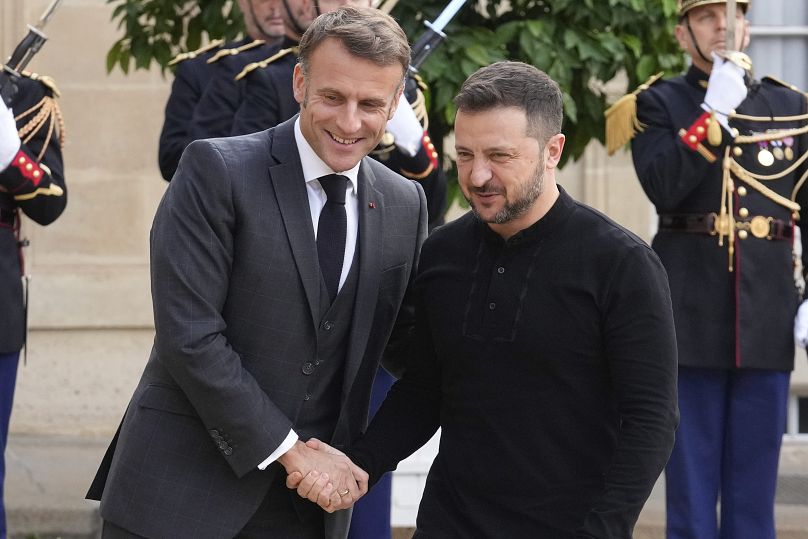 Le président français Emmanuel Macron, à gauche, accueille son homologue ukrainien Volodymyr Zelenskyy avant une réunion à l'Élysée à Paris, le 10 octobre 2024.