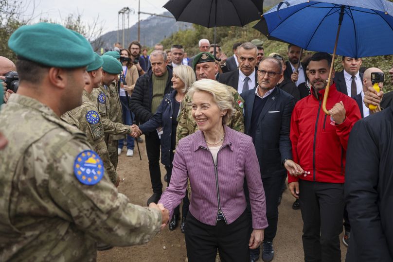 La présidente de la Commission européenne, Ursula von der Leyen, lors de sa visite dans la région récemment touchée par des inondations et des glissements de terrain, à Jablanica, en Bosnie, le jeudi 24 octobre 2024.