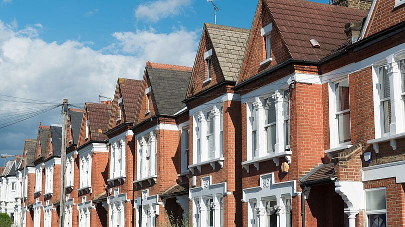 Une rangée typique de maisons mitoyennes dans le sud de Londres