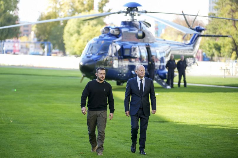 Le président ukrainien Volodymyr Zelenskyy, à gauche, et le chancelier allemand Olaf Scholz arrivent pour une réunion à la chancellerie à Berlin, en Allemagne, le vendredi 11 octobre 2024.