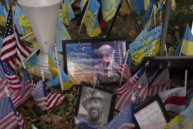 Drapeaux placés en l'honneur des militaires tombés au combat sur la place de l'Indépendance, dans le centre de Kiev, en Ukraine, le mardi 5 novembre 2024. 