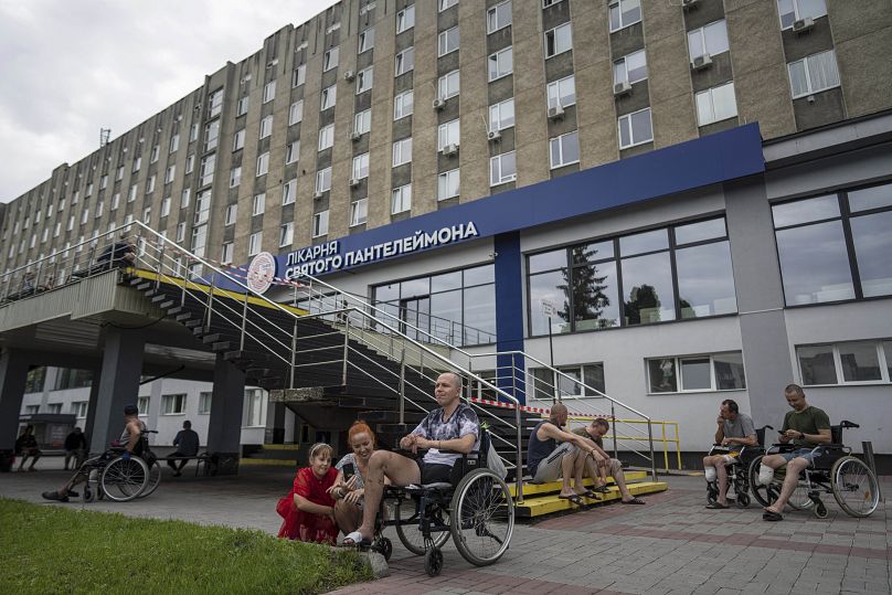 Des vétérans de l'armée ukrainienne reposent avec leurs familles et leurs camarades devant l'hôpital Saint-Panteleimon de Lviv, en Ukraine. 