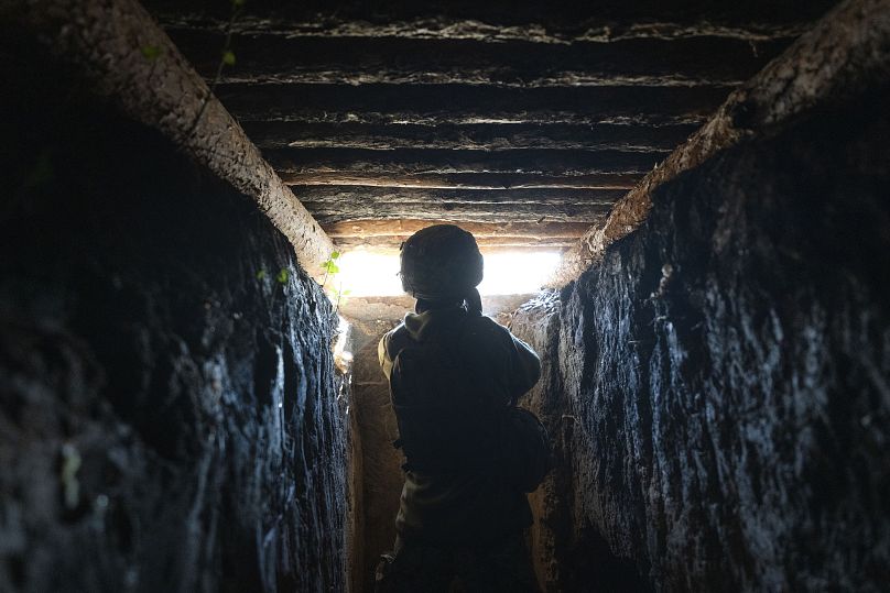 Un volontaire américain servant dans le 23e bataillon de fusiliers des forces armées ukrainiennes tire sur la ligne de front à Kharkiv, le 26 octobre 2024.