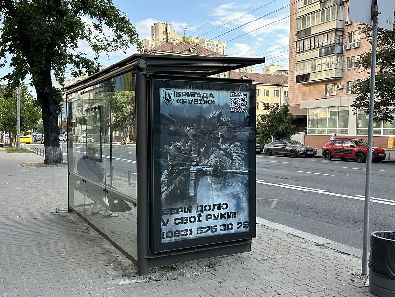 Une affiche de conscription militaire à Kyiv disant 