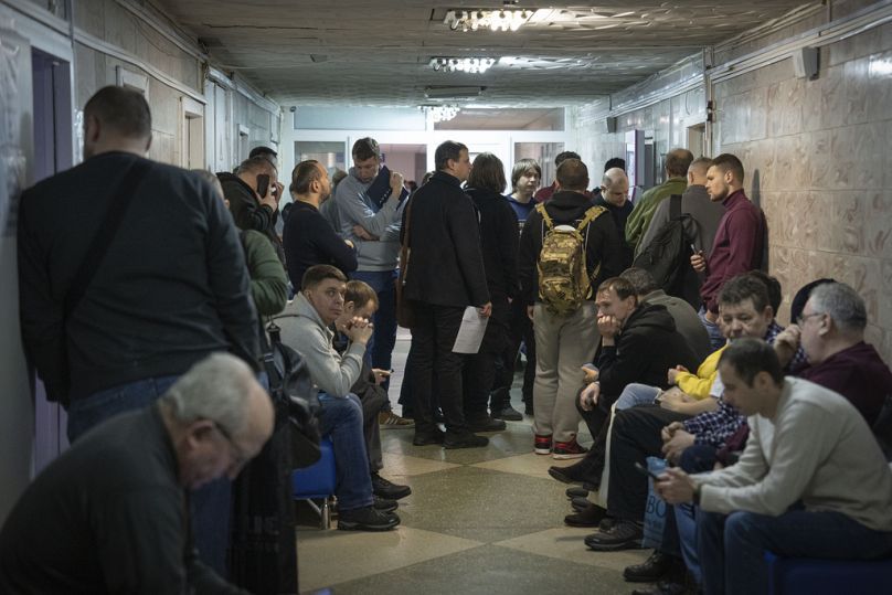 Des recrues attendent leur tour pour passer un examen médical dans un hôpital municipal de Kiev, en Ukraine, le jeudi 8 février 2024.