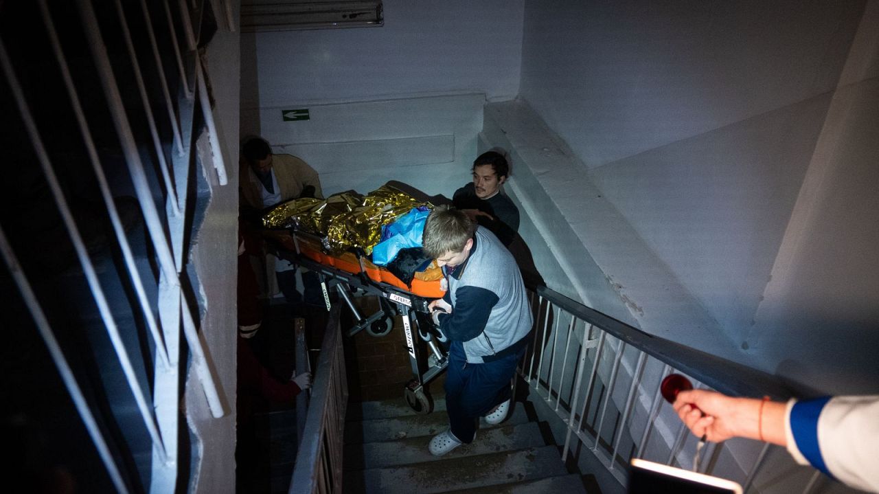 Après une attaque russe, Artur, 13 ans, est étendu sur six étages d'escaliers d'hôpital à la lueur d'une torche pour recevoir des soins. Son bras a ensuite été amputé.