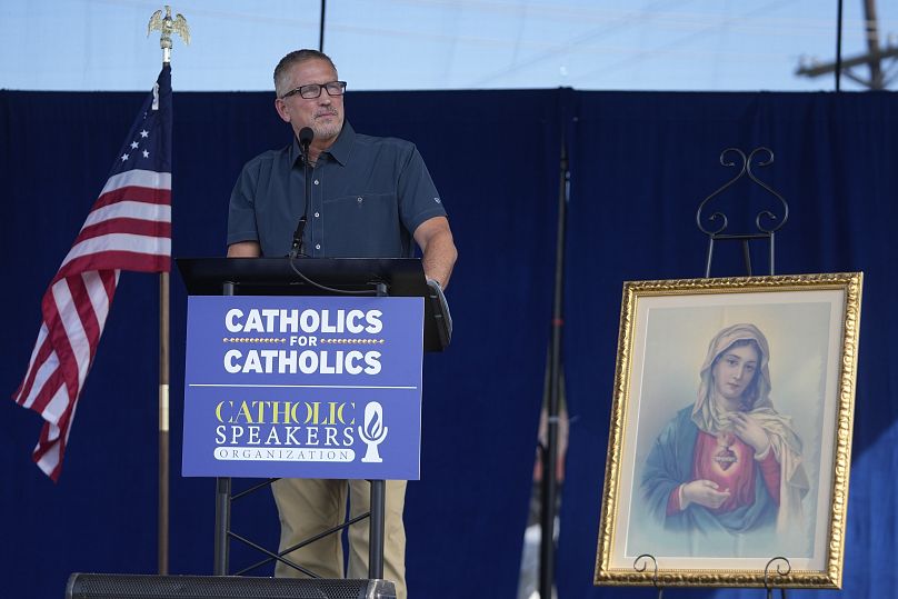 Jim Caviezel parle lors d'une 