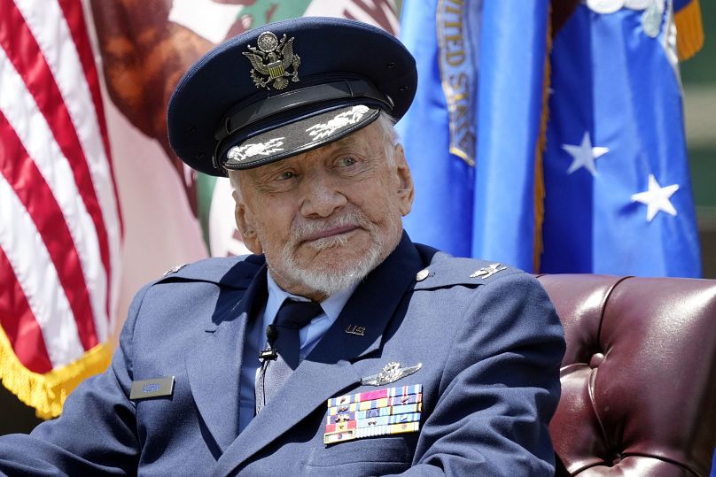 Buzz Aldrin, à la retraite, écoute un orateur lors d'une cérémonie lui décernant une nomination honoraire de général de brigade à la base aérienne de Los Angeles le vendredi 2024.