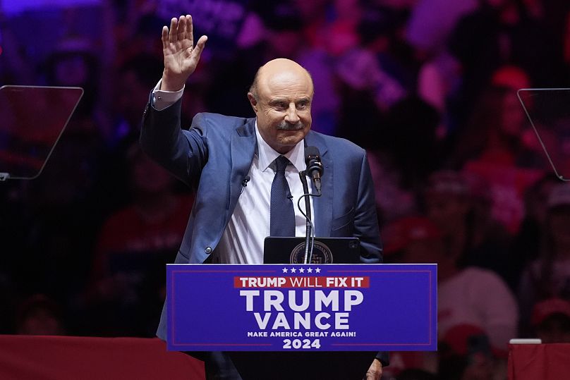 Le Dr Phil s'exprime devant l'ancien président Donald Trump, candidat républicain à la présidentielle, lors d'un rassemblement électoral au Madison Square Gardens.