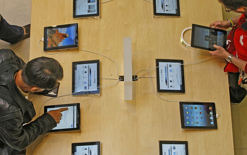 Les gens testent l'iPad d'Apple le premier jour de mise en vente du dernier iPad, à Paris le vendredi 16 mars 2012.