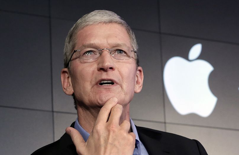 DOSSIER – Dans cette photo d'archive du 30 avril 2015, le PDG d'Apple, Tim Cook, répond à une question lors d'une conférence de presse au siège d'IBM Watson, à New York. 