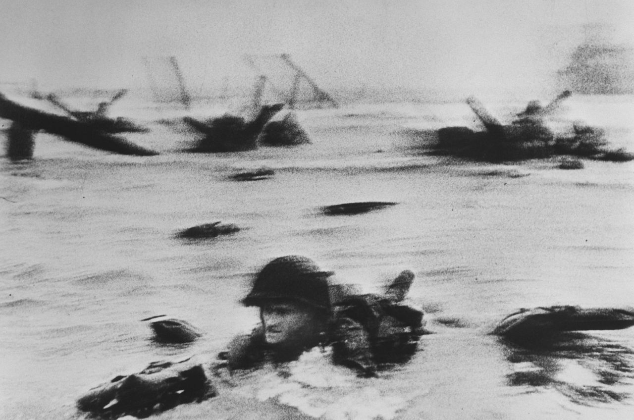 Soldat stationné au bord de la mer lors du débarquement en Normandie. 